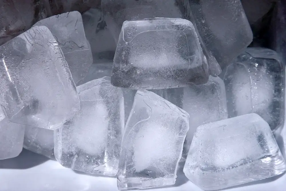 Cubos de gelo amontoados em close